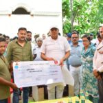 देवरिया :: पीड़ित परिवार का मशीहा बने सूर्य प्रताप शाही, चार लाख का चेक किया सुपुर्द….