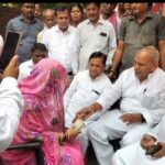 देवरिया :: पूर्व मंत्री ब्रह्माशंकर त्रिपाठी ने पीड़ित विश्वकर्मा परिवार को सौंपा सपा अध्यक्ष का 1 लाख की आर्थिक सहायता
