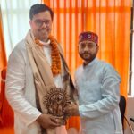 देवरिया :: प्रशासक ब्लॉक प्रमुख सुब्रत शाही का चेयरमैन ने किया अभिनंदन, विकास कार्यों से बढ़ी लोकप्रियता