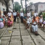 देवरिया :: भारतीय विद्यालय प्रबंधक संघ ने वृद्धाश्रम में किया फल वितरण